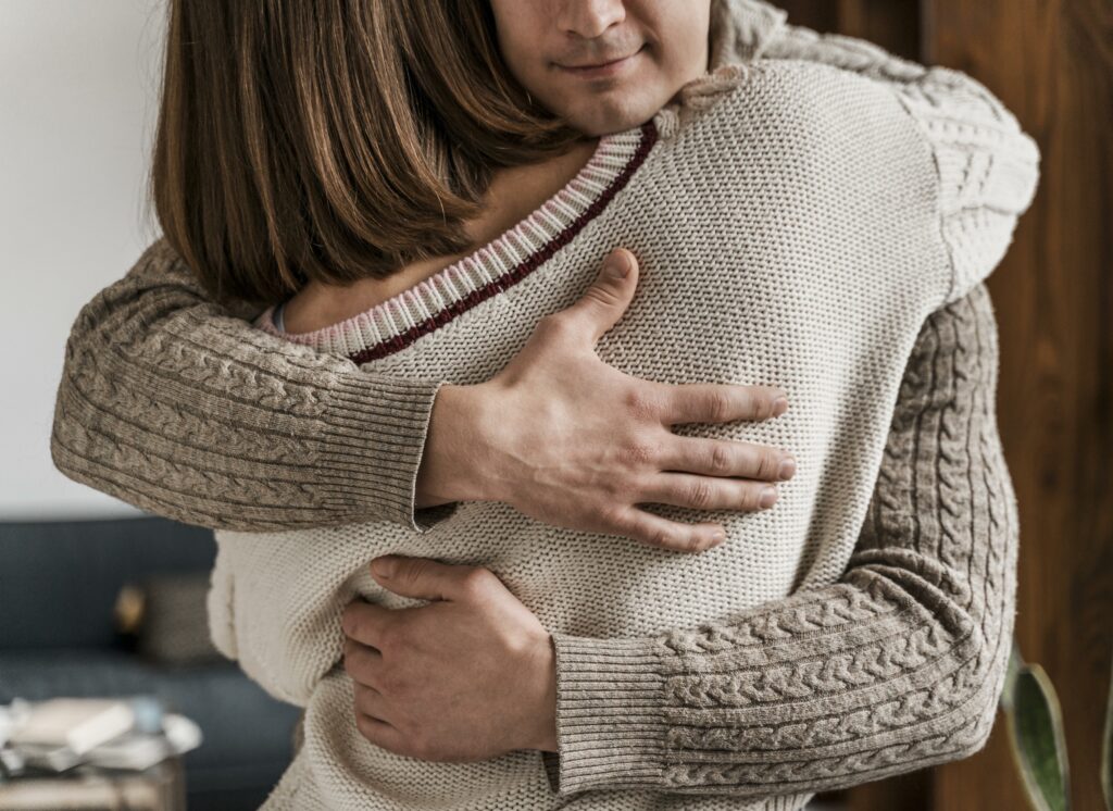 femme-adulte-embrassant-son-mari